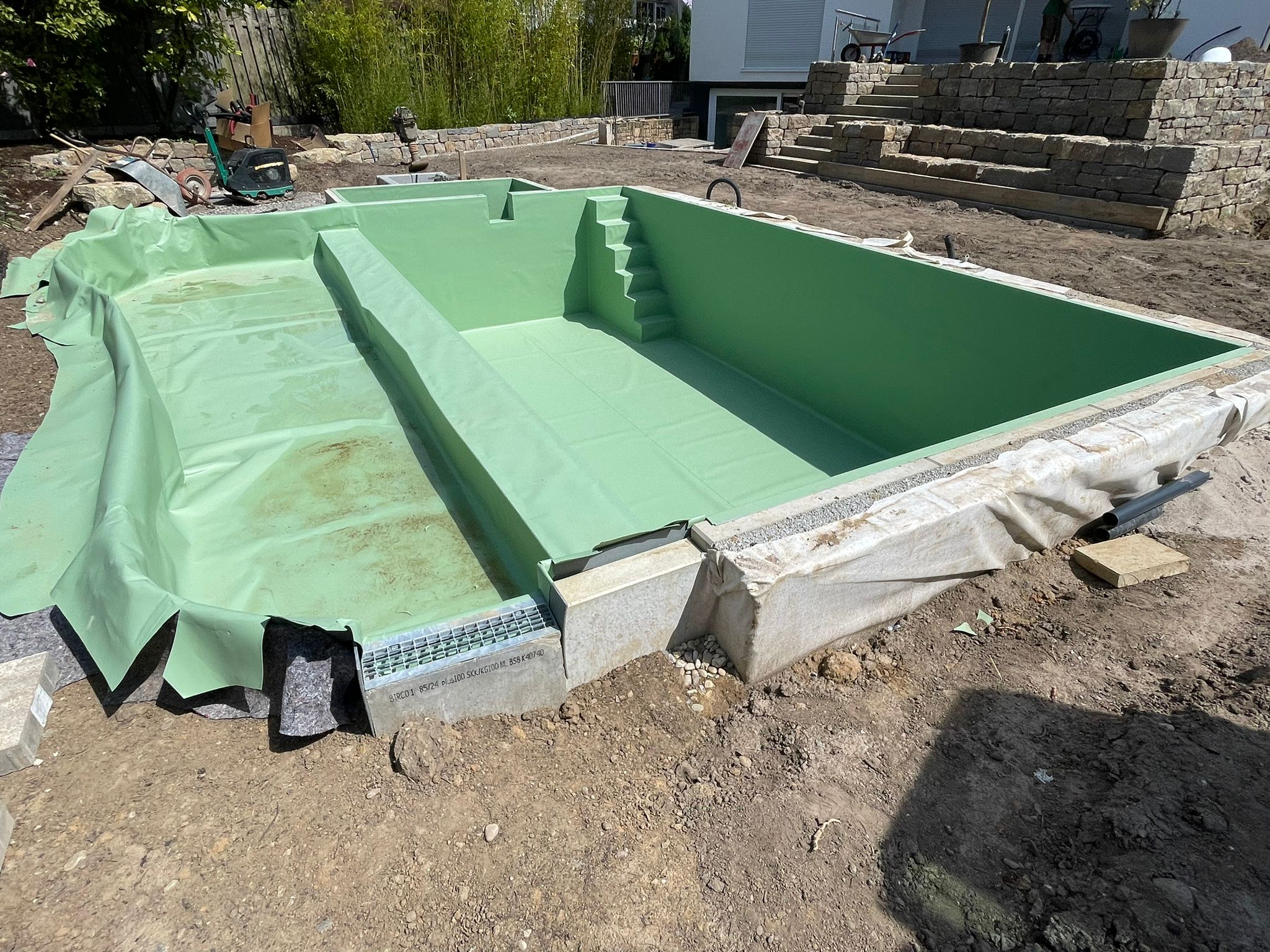 Naturpool mit Uferzone und Pooltreppe